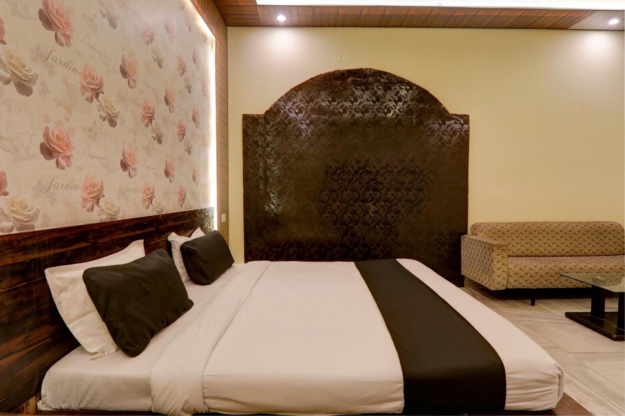 Hotel O Flagship Adbhut Moment Hotel Varanasi Esterno foto