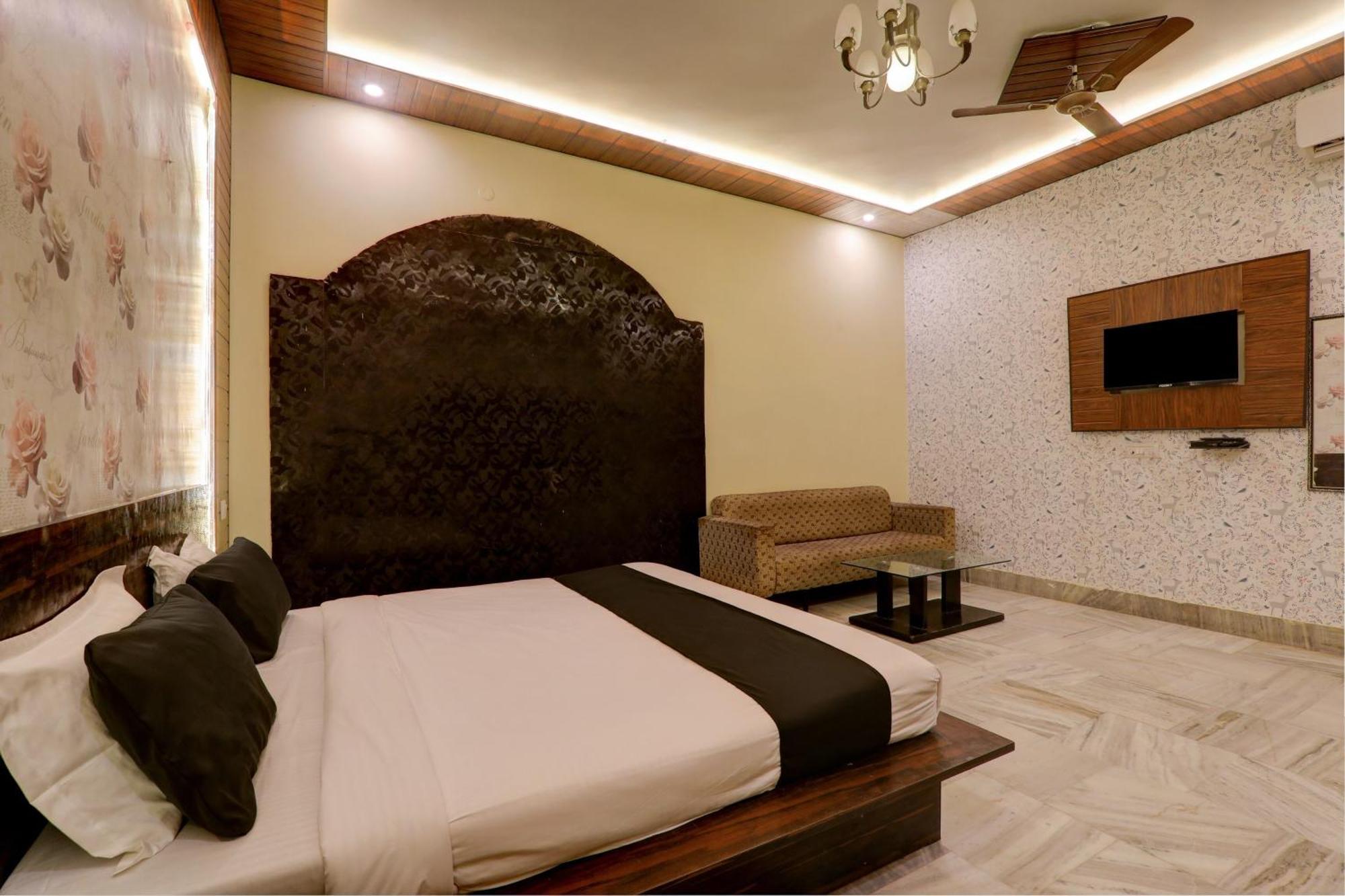 Hotel O Flagship Adbhut Moment Hotel Varanasi Esterno foto